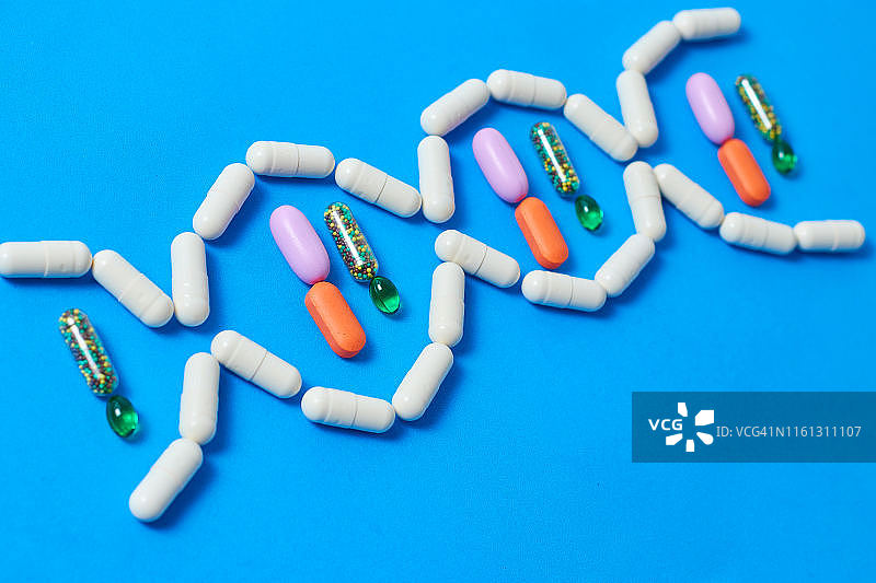 药片和胶囊组成的DNA螺旋图片素材