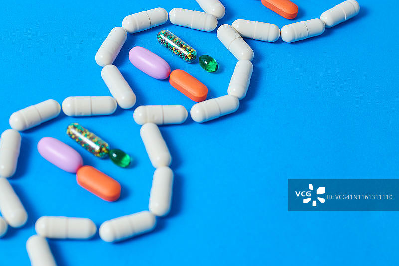 药片和胶囊组成的DNA螺旋图片素材