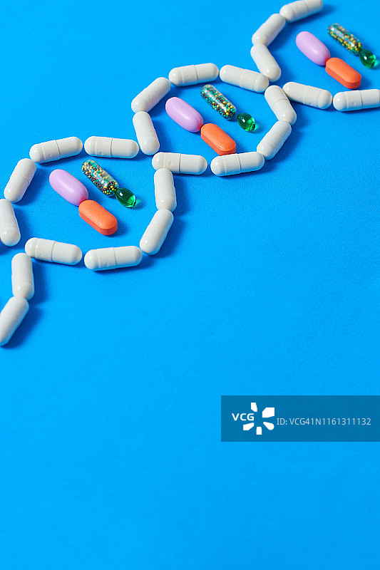 药片和胶囊组成的DNA螺旋图片素材