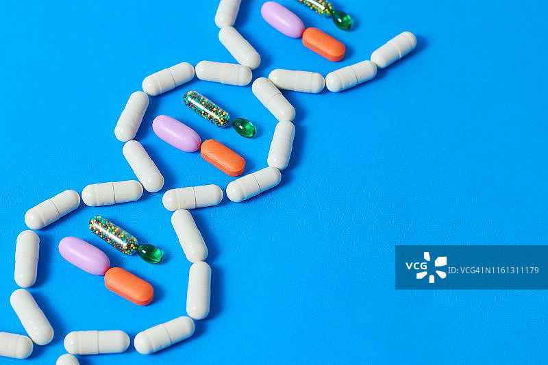 药片和胶囊组成的DNA螺旋图片素材