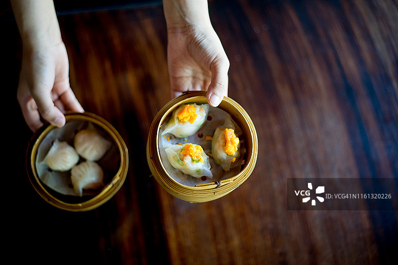 竹碗里的美味彩色中式点心图片素材