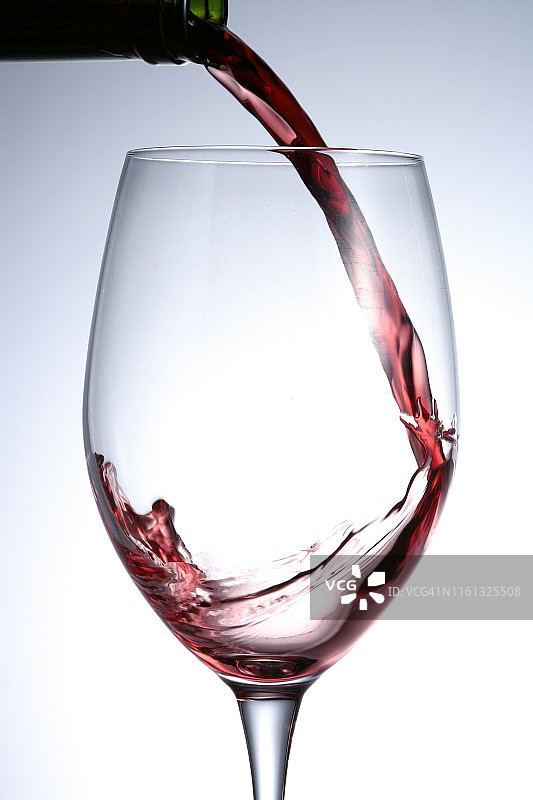 特写：往红酒杯里倒红酒图片素材