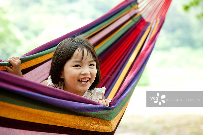 快乐的孩子在吊床上玩耍图片素材