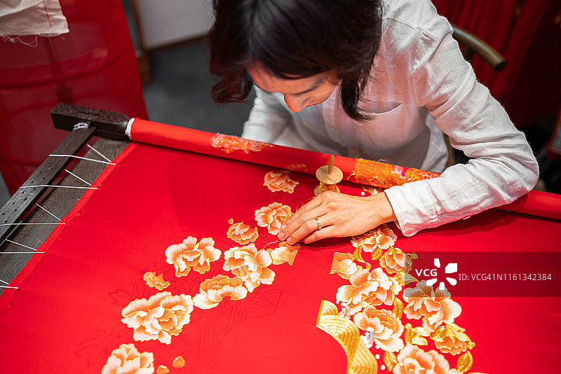 中国工匠刺绣婚纱图片素材