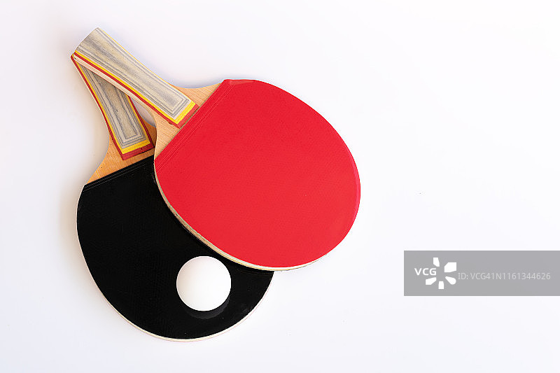 白色背景上的红黑乒乓球拍，俯视，运动概念图片素材