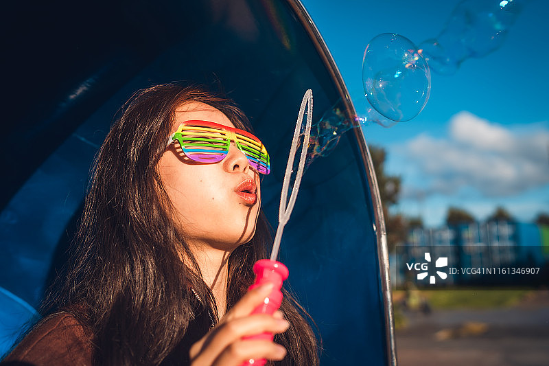女人吹泡泡图片素材