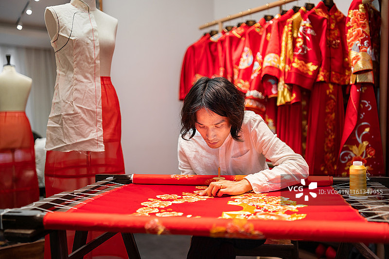 中国工匠刺绣婚纱图片素材