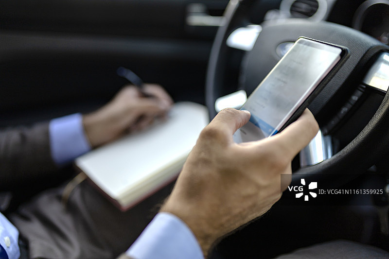 在车里写笔记的商人图片素材