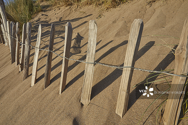英国南德文郡班瑟姆的沙丘和防护栏图片素材