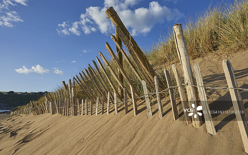 英国南德文郡班瑟姆的沙丘和防护栏图片素材