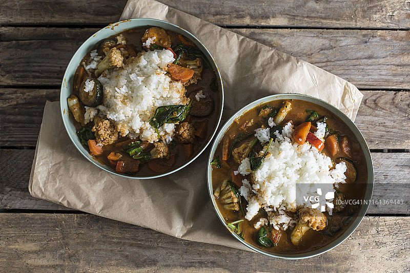 两碗印度综合香料蔬菜咖喱饭图片素材