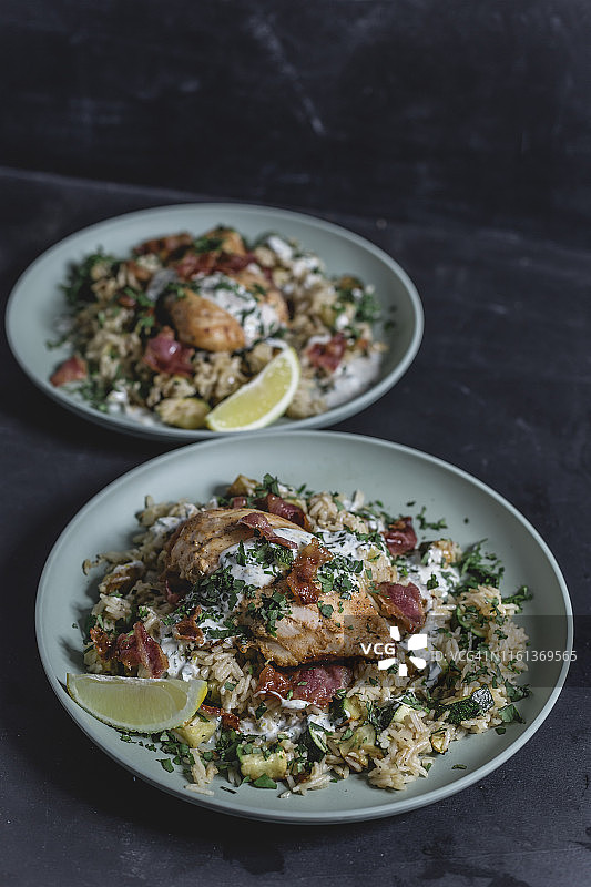 培根卡津鸡肉配柠檬米饭和酸奶酱图片素材