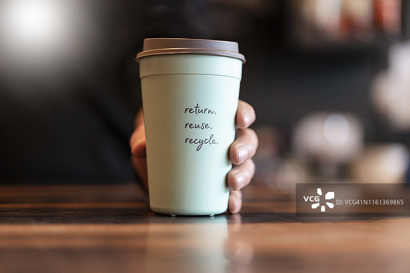 手持外带咖啡杯特写图片素材