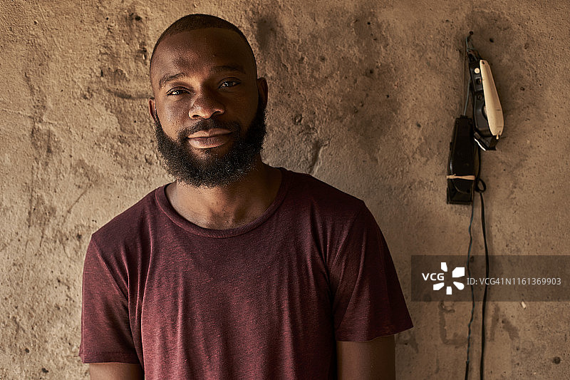 莫桑比克马普托，留着胡子的年轻男子肖像图片素材