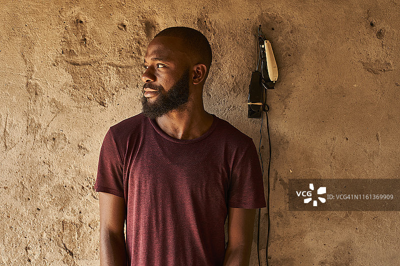 莫桑比克马普托，留着胡子的年轻男子肖像图片素材