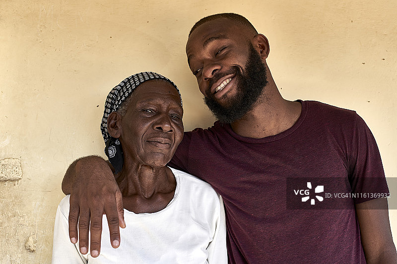 莫桑比克马普托，祖母和孙子的肖像图片素材