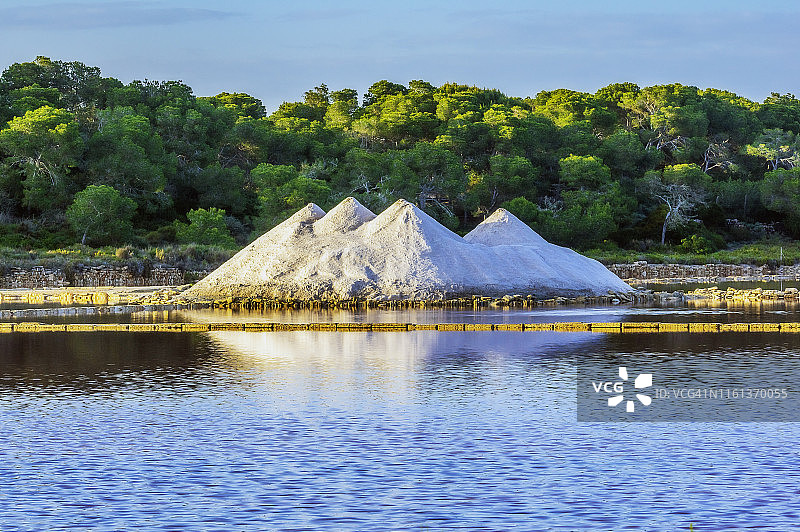 西班牙巴利阿里群岛马略卡岛，科洛尼亚-德圣乔迪，盐场图片素材