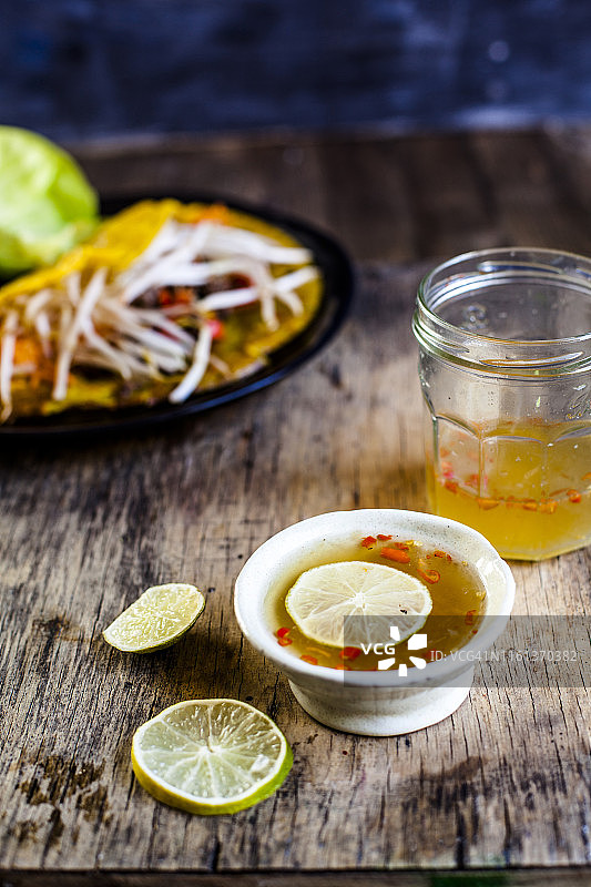 越南 bánh xèo 搭配生菜和蘸酱图片素材