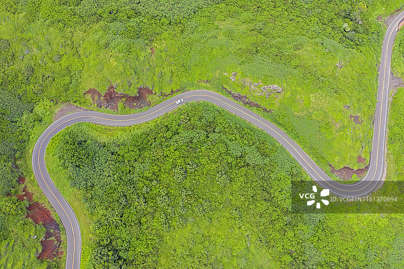 美国夏威夷毛伊岛卡赫基利公路和西毛伊山脉的俯视图图片素材