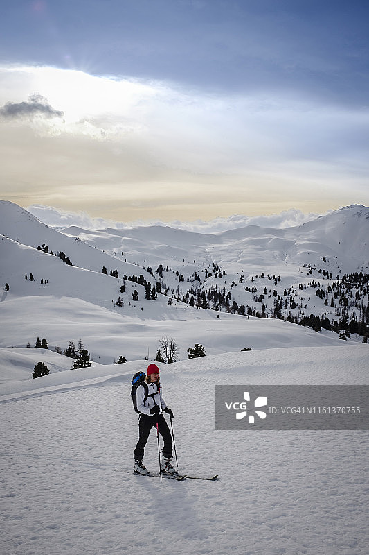 奥地利萨尔茨堡州格罗斯阿尔地区菲尔茨莫斯霍恩德尔的滑雪女子图片素材