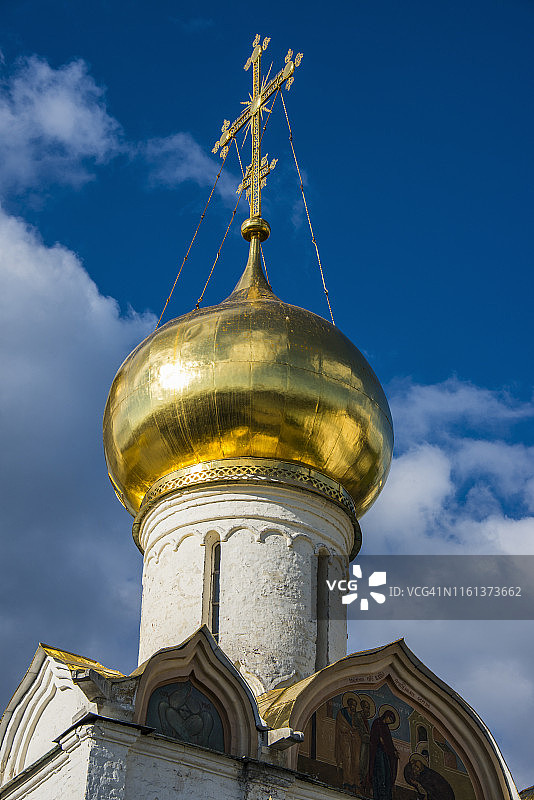 谢尔盖耶夫镇圣三一修道院的金色穹顶，联合国教科文组织世界遗产，俄罗斯金环图片素材
