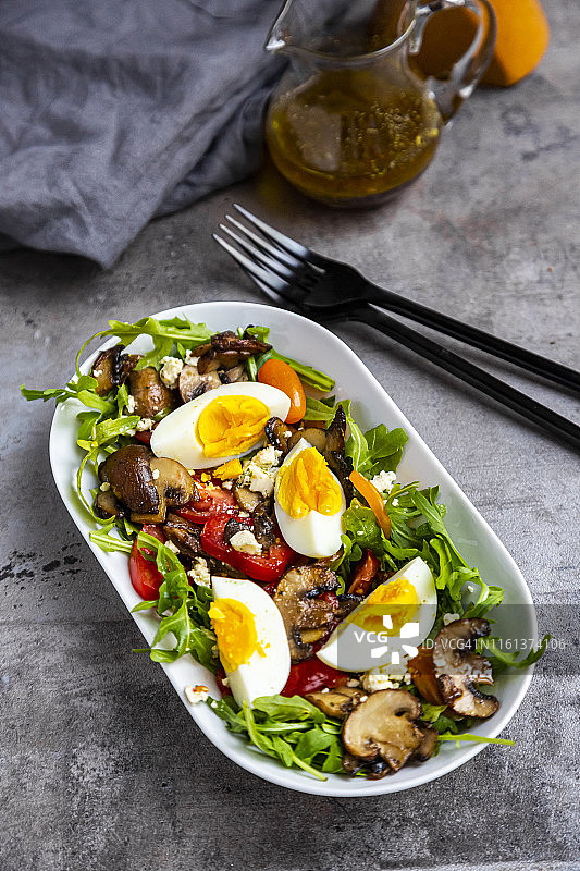 炸蘑菇、煮鸡蛋、番茄和羊乳酪火箭沙拉图片素材