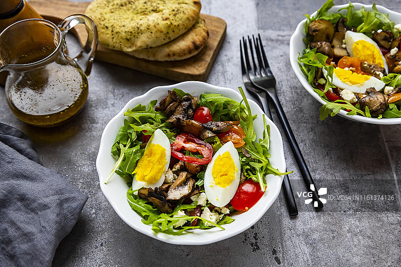 炸蘑菇、煮鸡蛋、番茄和羊乳酪火箭沙拉图片素材