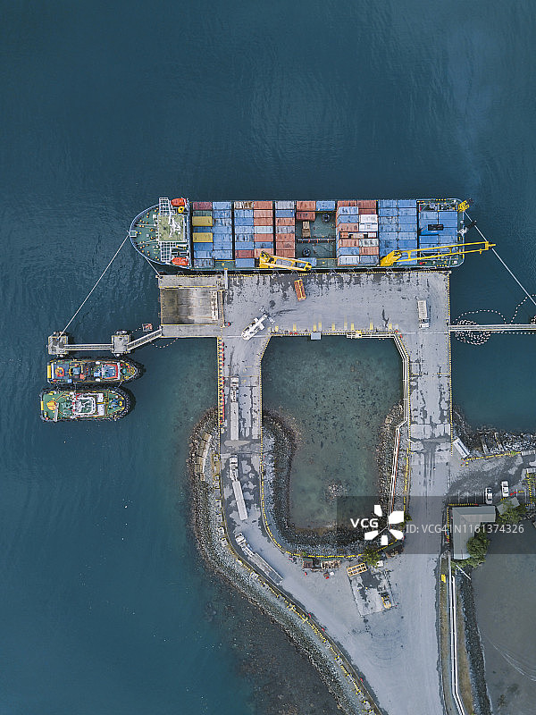 印度尼西亚松巴哇岛马鲁克港口鸟瞰图：集装箱船图片素材