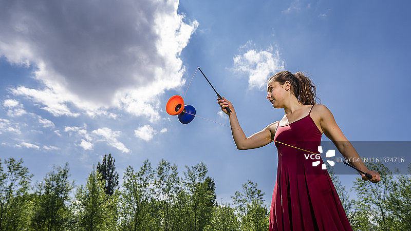 玩空竹的年轻女人图片素材