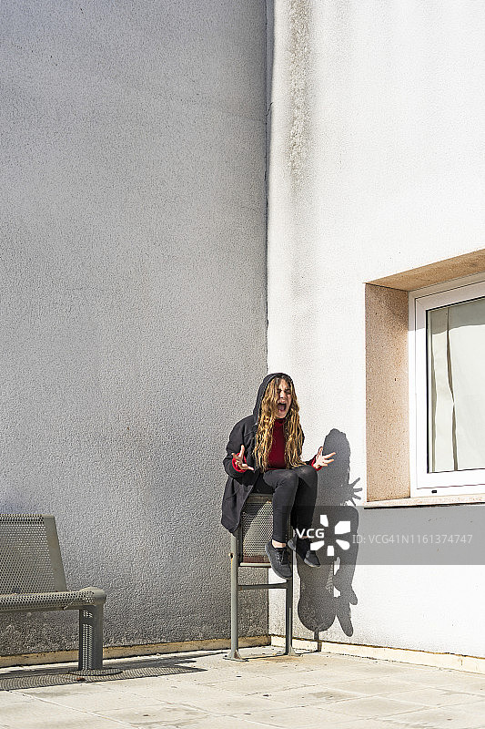 坐在角落里尖叫的少女图片素材