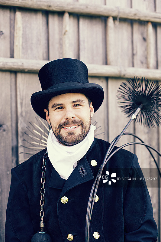 微笑的烟囱清洁工肖像图片素材