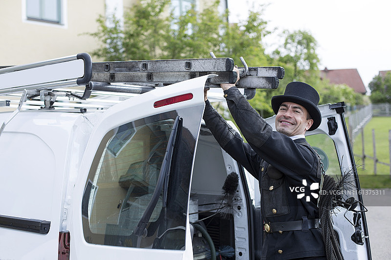 微笑的烟囱清洁工肖像照图片素材