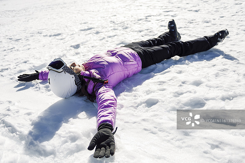 在西班牙安达卢西亚内华达山脉滑雪后，女人在雪地上休息图片素材