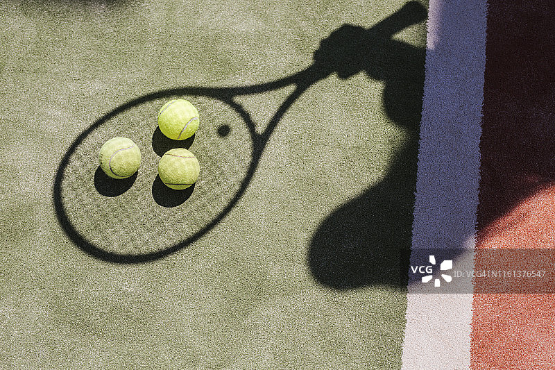 网球运动员在球场上的影子图片素材