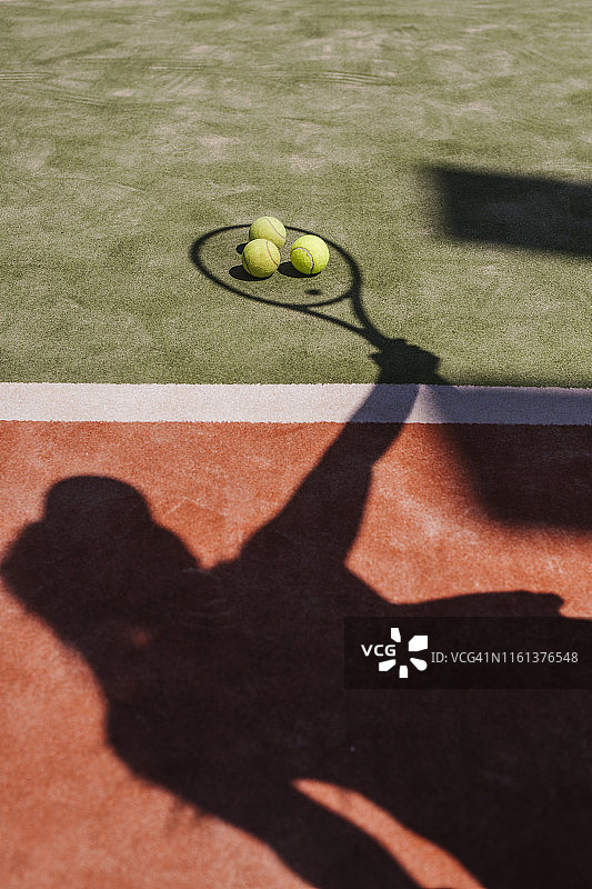 网球运动员在球场上的影子图片素材