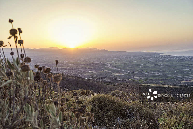 从阿克罗科林斯山看科林斯山谷日落图片素材