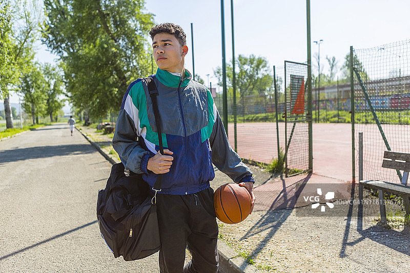 在篮球场打篮球的年轻男人图片素材