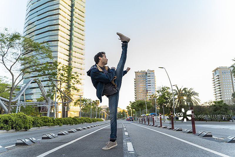 在西班牙巴塞罗那街头抬腿的男人图片素材