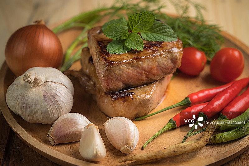 木制砧板上的烤牛肉图片素材