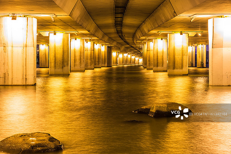 照亮跨海大桥的底部图片素材