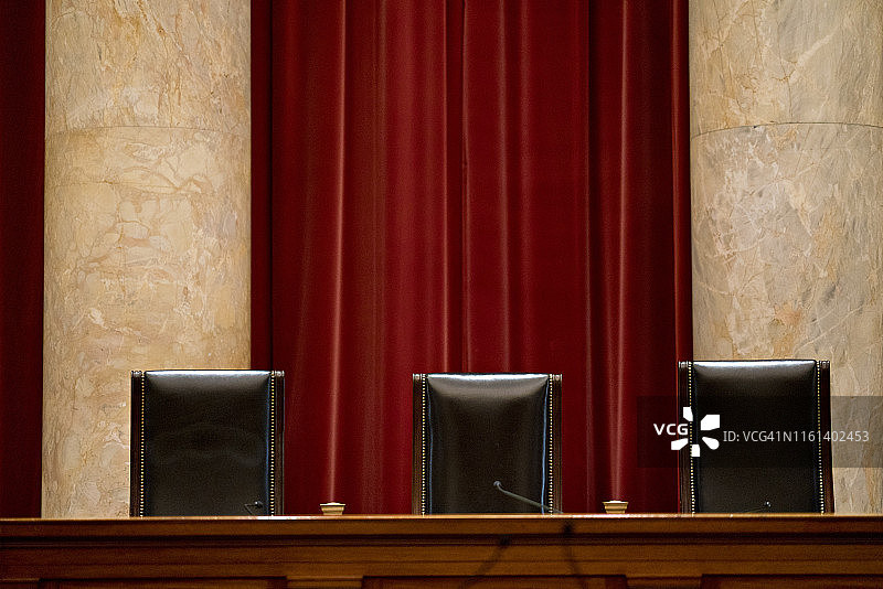 法庭里的三把皮椅图片素材