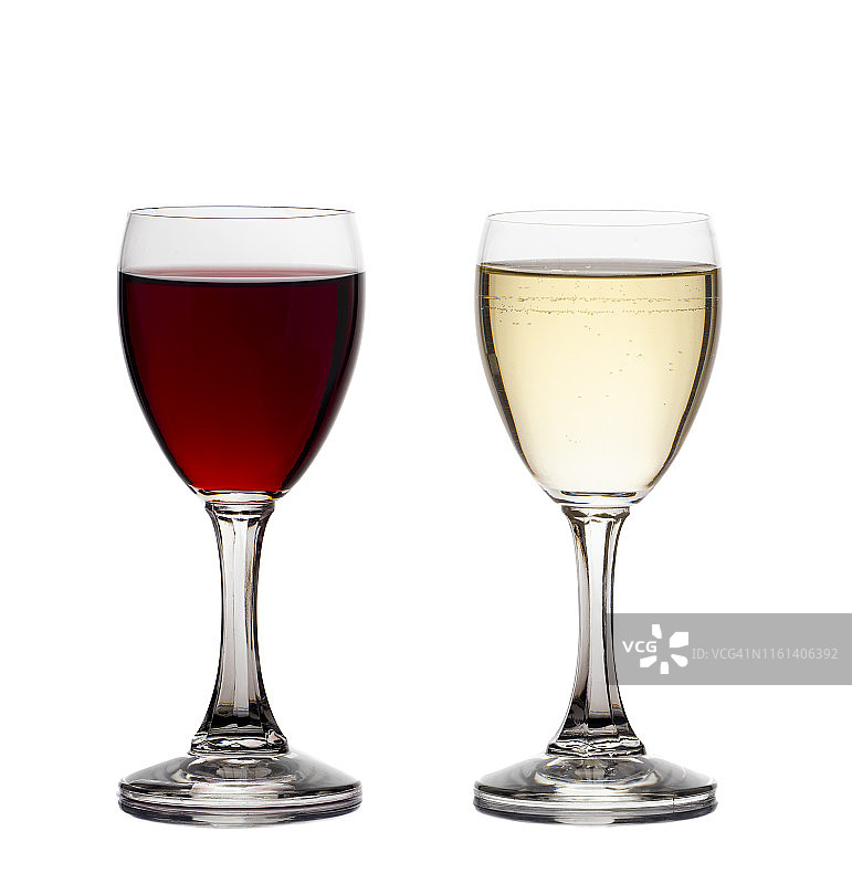 白色背景上的红葡萄酒和白葡萄酒杯图片素材