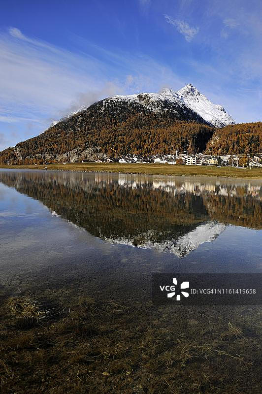 瑞士格里松斯州锡尔瓦普拉纳湖及村庄，背景为皮兹达拉马格纳山，圣莫里茨，恩嘎丁图片素材