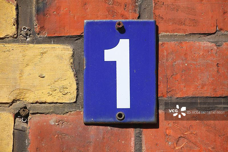 德国红砖墙上的蓝色门牌1号图片素材