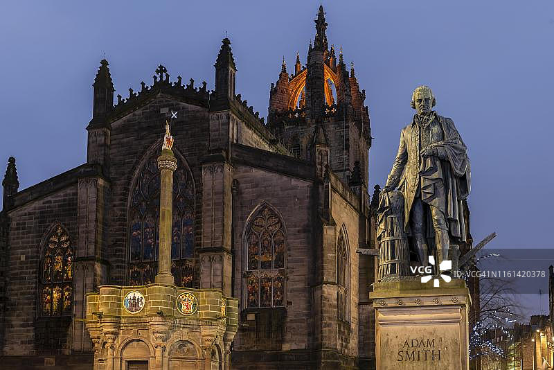亚当·斯密纪念碑，哥特式圣吉尔斯大教堂，爱丁堡，苏格兰，英国图片素材