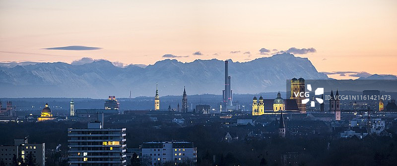 德国巴伐利亚州慕尼黑圣母教堂、特提纳教堂和路德维希教堂及楚格峰景观全景图片素材