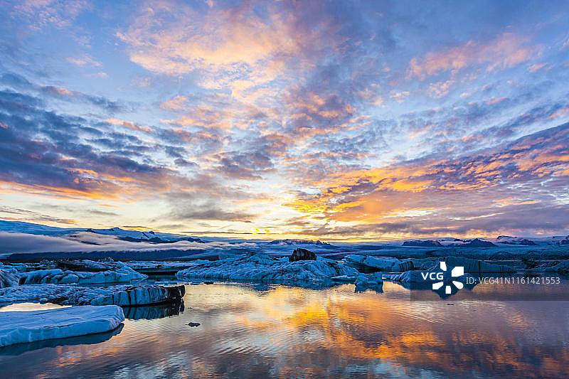 冰岛杰古沙龙冰川泻湖日落冰山图片素材