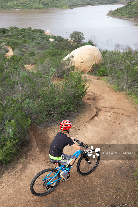 8岁男孩山地自行车骑行图片素材