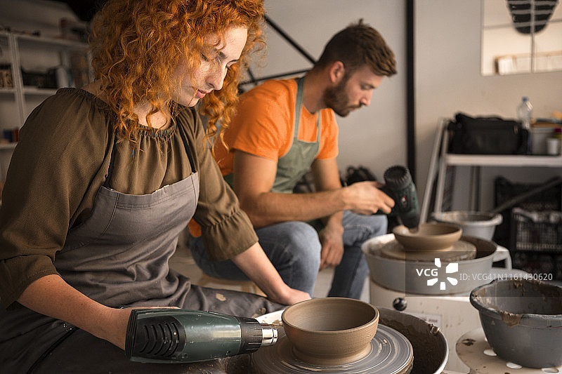 陶瓷工作室的陶器制作，泥土干燥图片素材