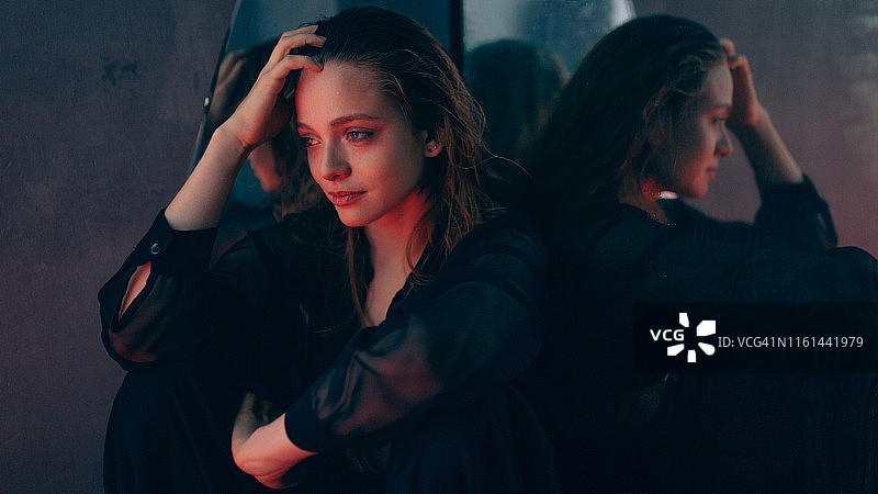 年轻悲伤女子概念肖像图片素材